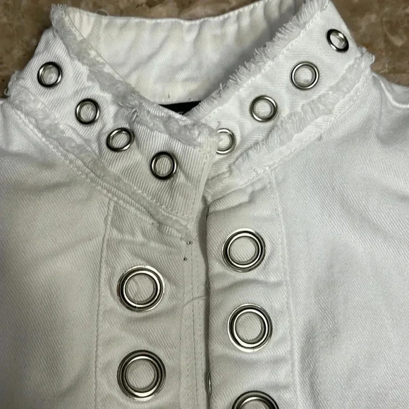 White jean jacket, PTP 19”Silver grommets,fray,crop,
Hook& clasp,boho,festival - Picture 3 of 17